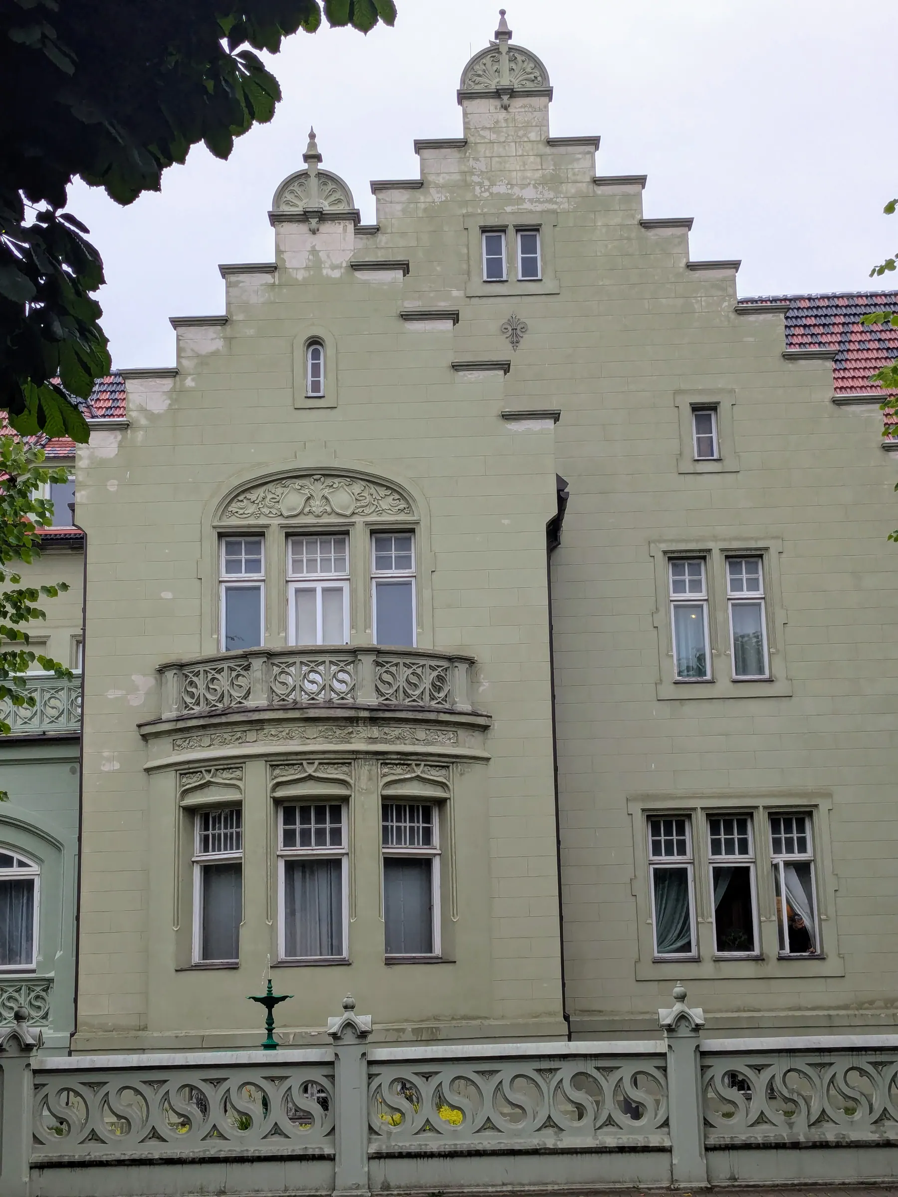 A pale Art Nouveau mansion on Kūrmājas prospekts in Liepāja